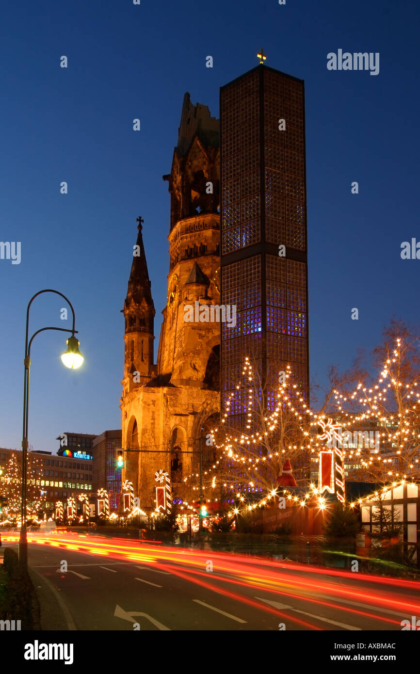 Berliner Weihnachtsmarkt Kaiser-Wilhelm-Gedächtnis-Kirche Weihnachtsbeleuchtung bei Dämmerung Menschen Stockfoto