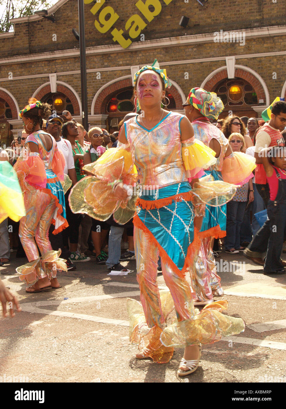 Westindische bunte Farbe Kostüm Tänzerin Notting Hill Karneval Stockfoto