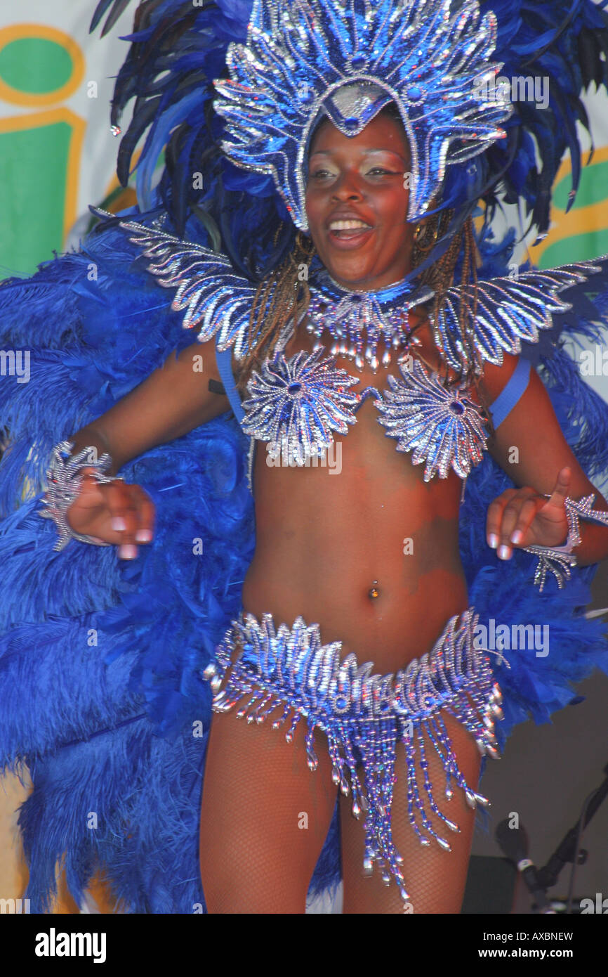 blaue Fahne Gefieder Plume Brasilianerin Tänzerin Carnaval del pueblo Stockfoto