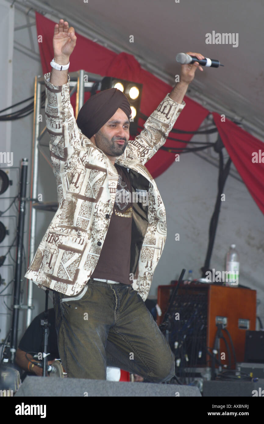 Sikh Bühne Sänger Bhangra bunte bunte asiatische Mela Ealing London England uk Stockfoto