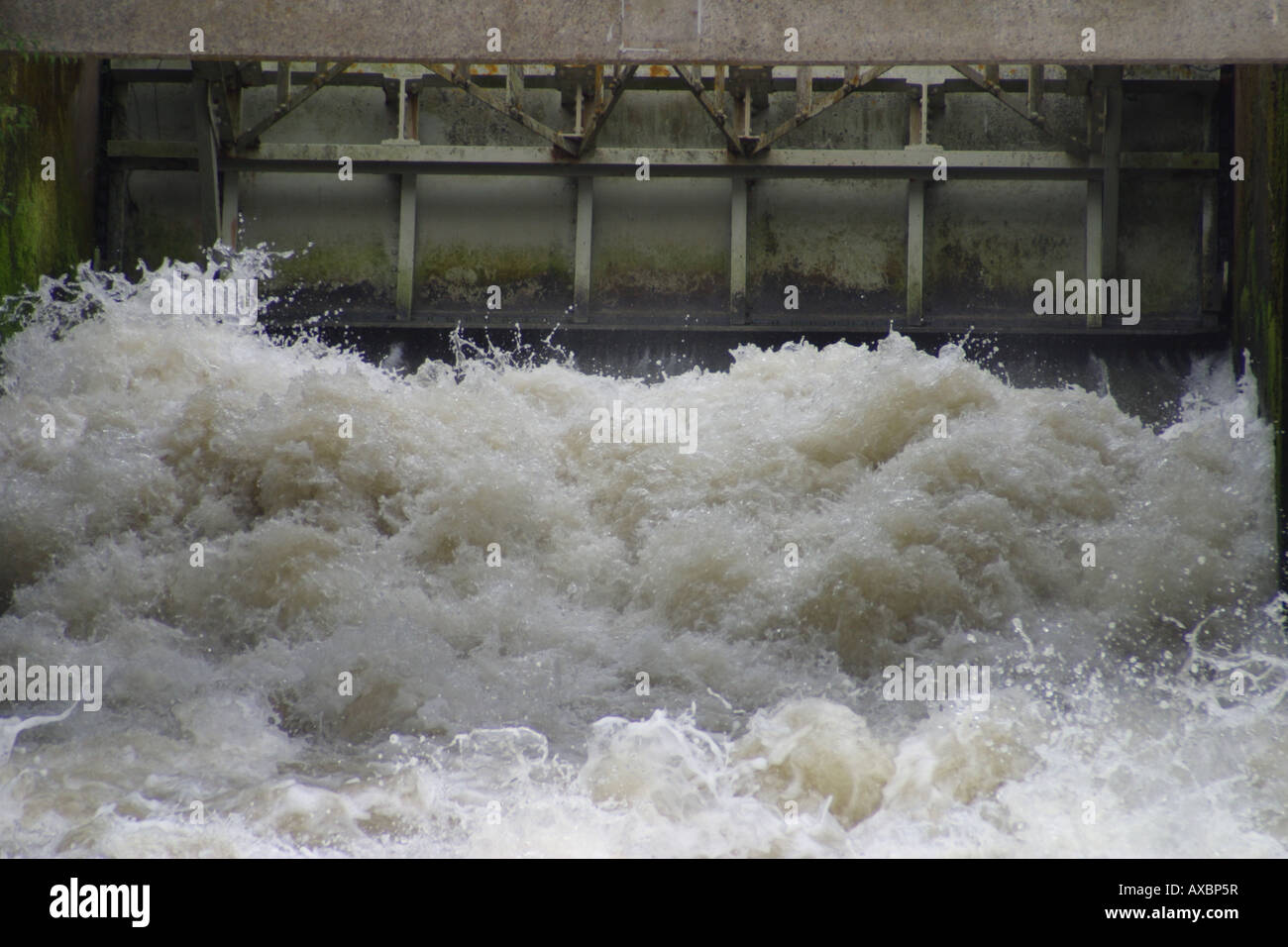 Wasser Durchfluss Kontrolle moderner Surf Brücke Vakuumschleuse Metall Yalding Kent England uk Stockfoto