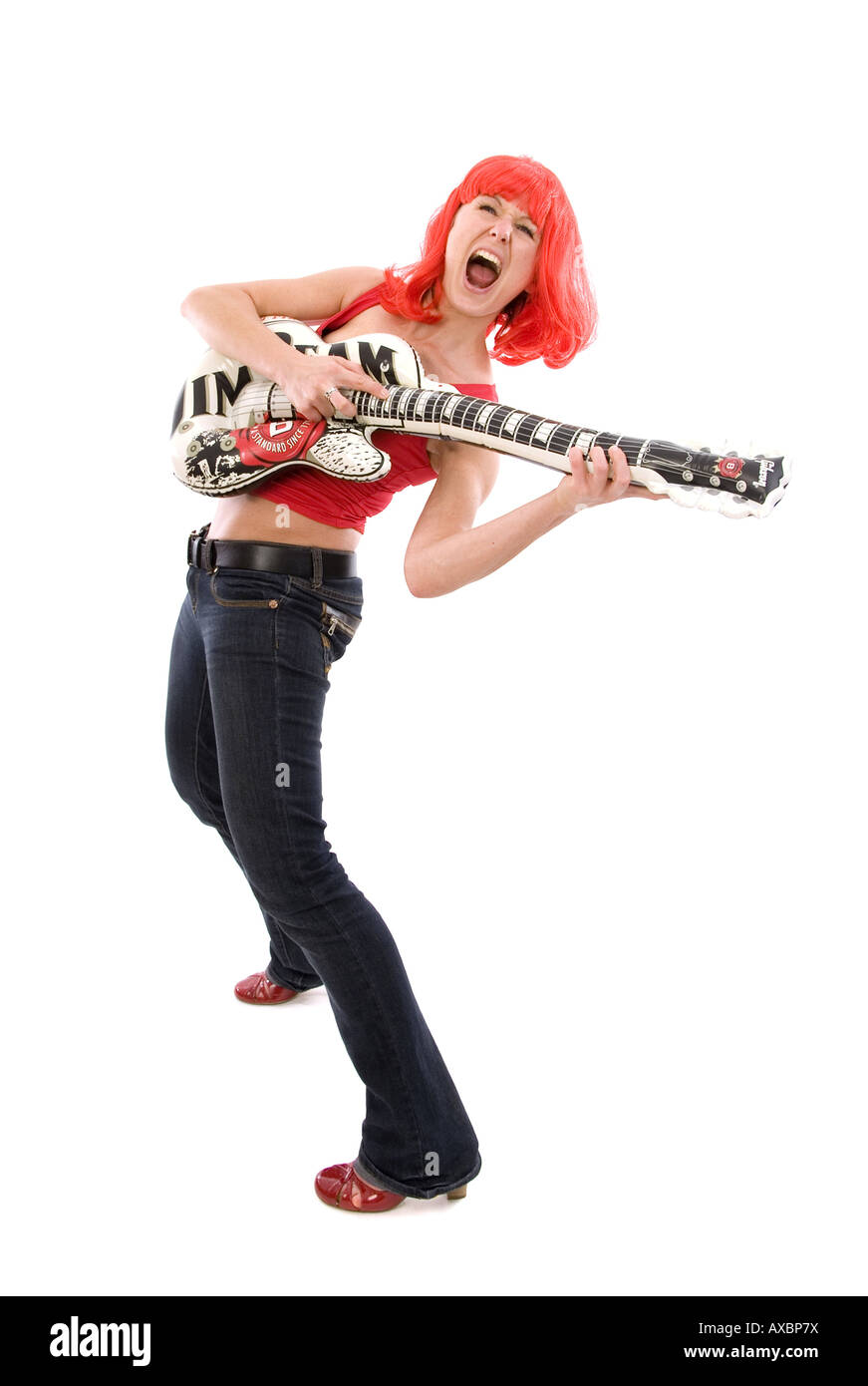 junge Frau mit einer roten Perücke, Luftgitarre zu spielen Stockfoto