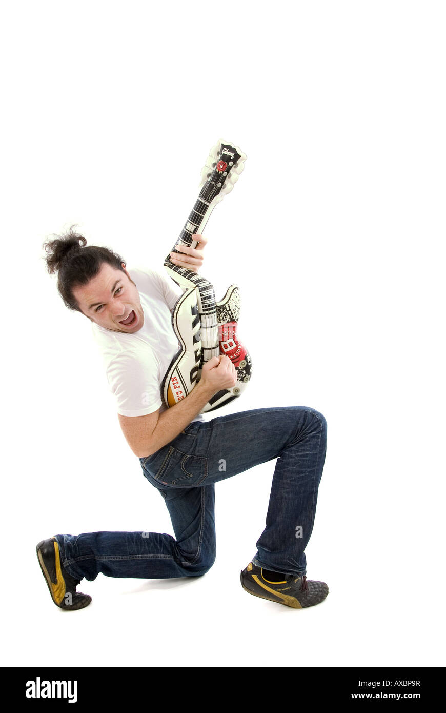 verrückter junge Mann mit Luftgitarre zu spielen Stockfoto