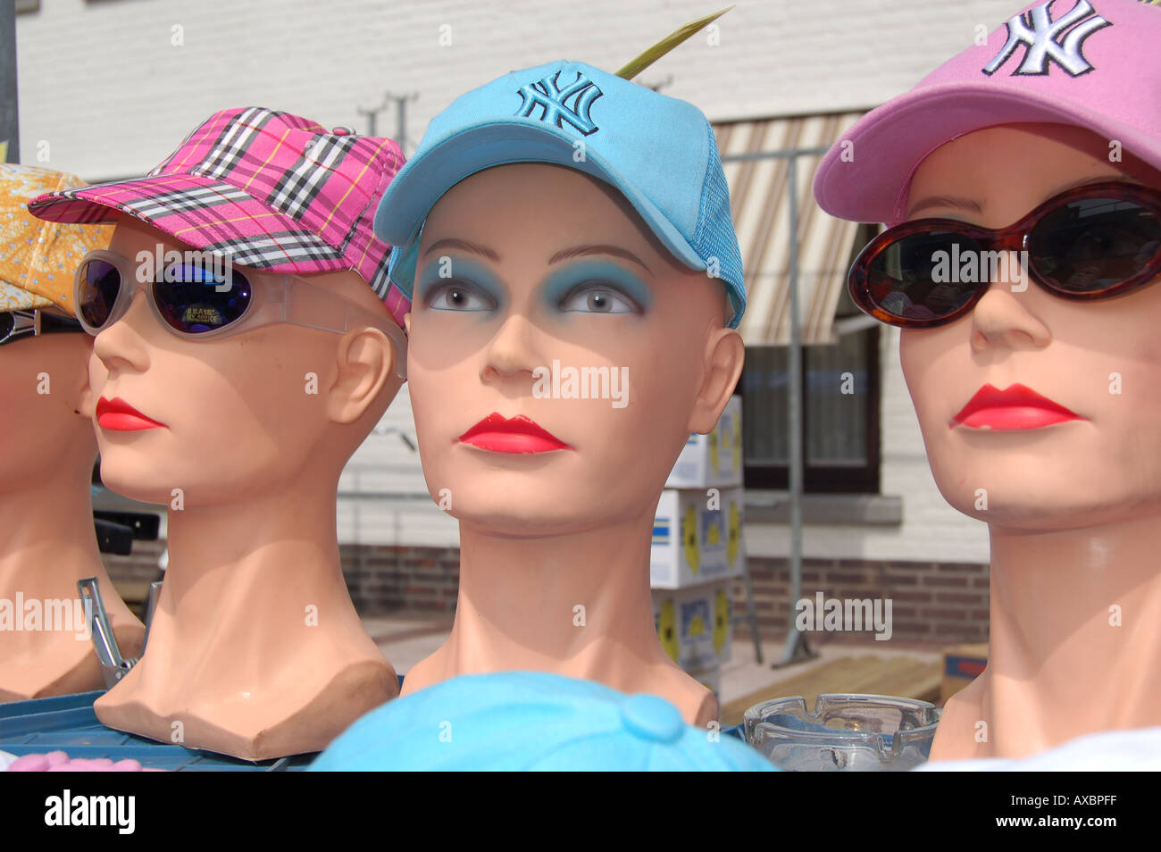 drei Schaufensterpuppe Kopf tragen Baseball-Kappen Stockfoto