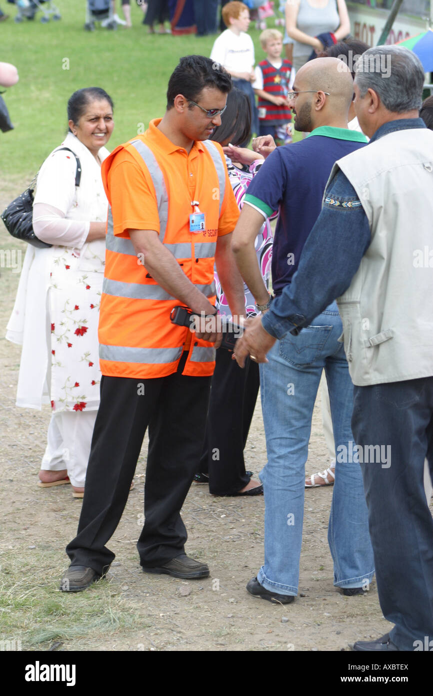 hohe Sicherheit Sichtbarkeit Jacke suchen Besucher asiatische indische Mela Croydon surrey Stockfoto