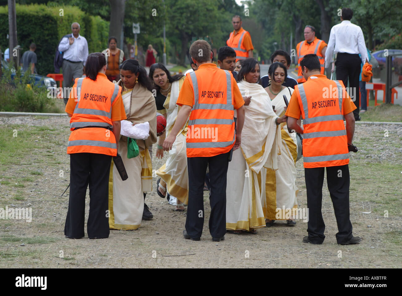 hohe Sicherheit Sichtbarkeit Jacke suchen Besucher asiatische indische Mela Croydon surrey Stockfoto