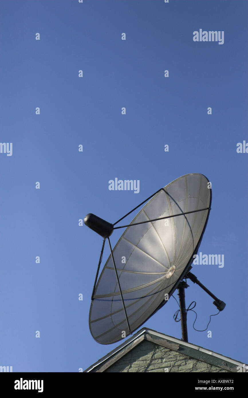 Satellitenschüssel und Himmel Stockfoto