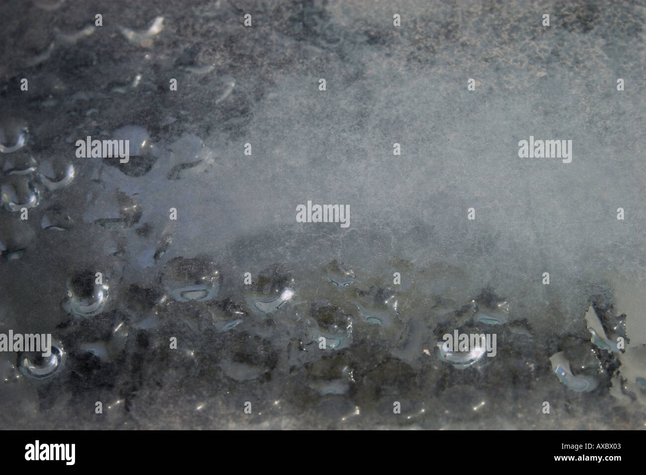 Horizontales Bild der Wassertropfen auf dickem Glas-Beschichtung Stockfoto