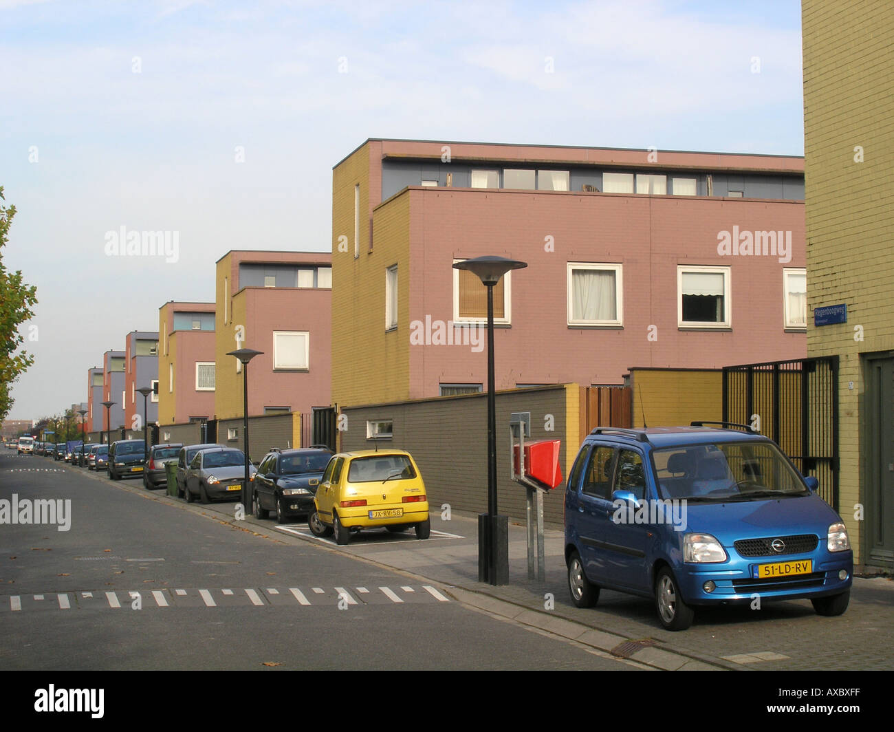 Reihe von identischen Reihenhäusern in der modernen Architektur Almere Buiten Niederlande Stockfoto