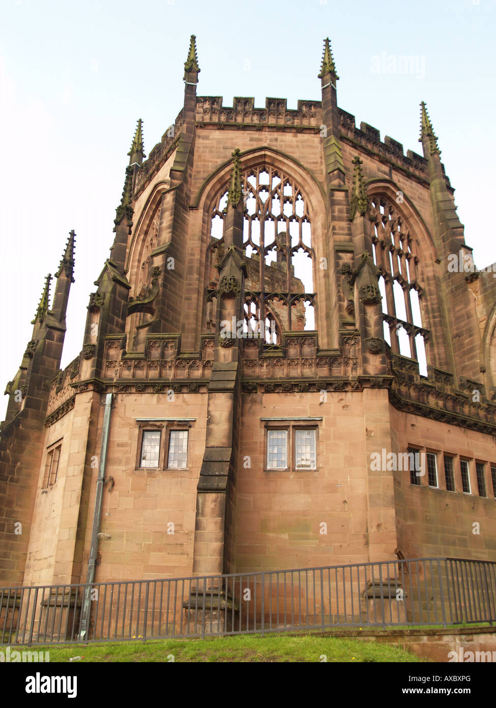 Turm Ruine alte Coventry Kathedrale Fenster bombardiert East Midlands england Stockfoto