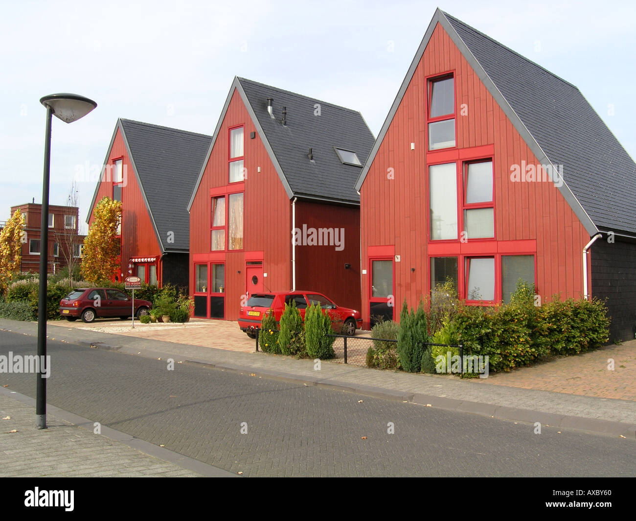 drei rote freistehende Häuser Almere Buiten Niederlande Stockfoto