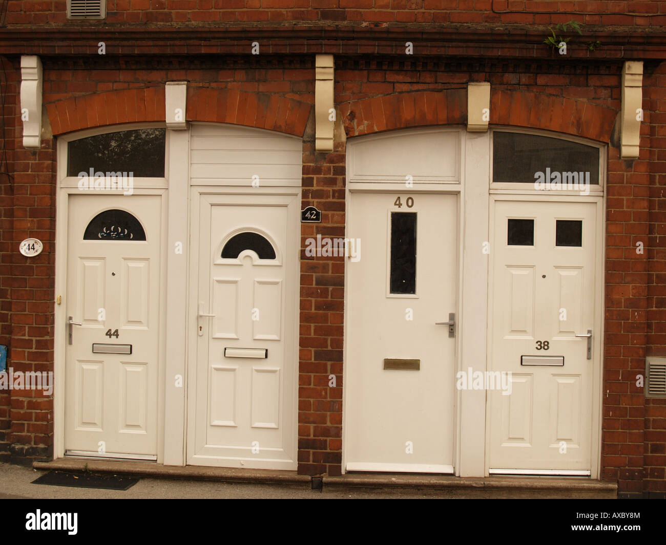 zwei Paare von Haus Tür Türen Fensterstürze Coventry East Midlands england Stockfoto