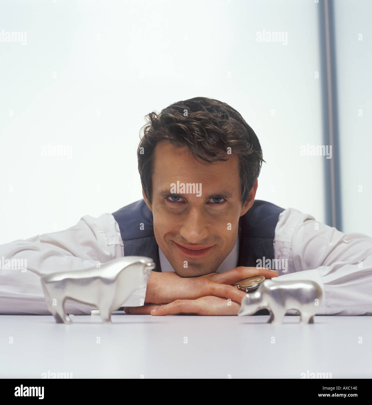 Geschäftsmann hinter ein Bulle und Bär Modell Stockfoto