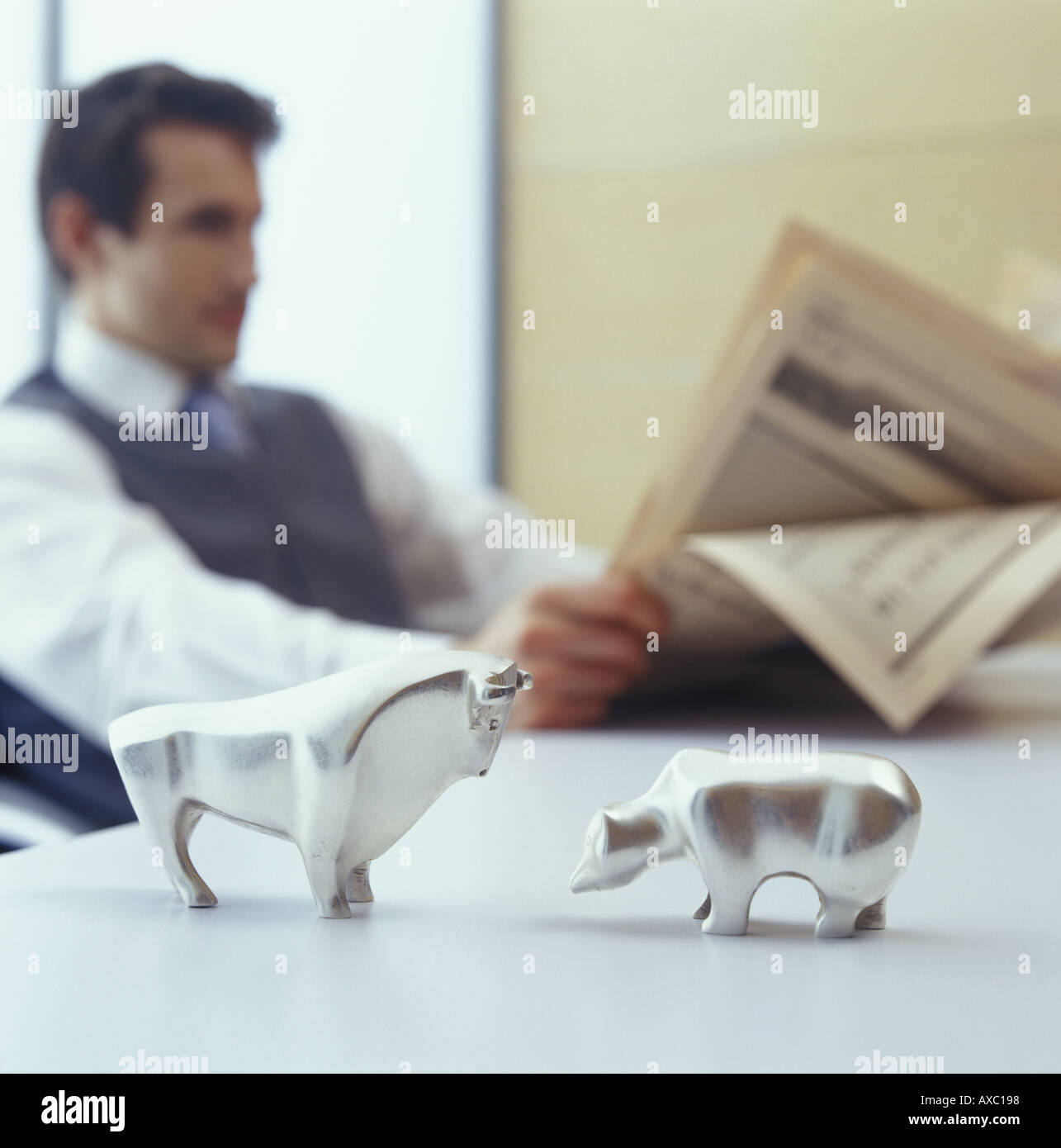 Business-Mann mit Zeitung Stockfoto