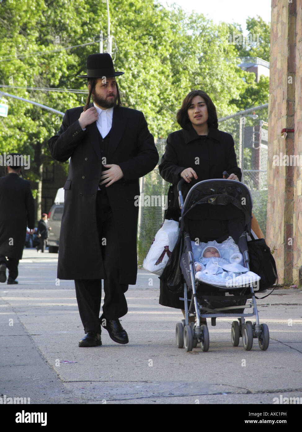 Jüdischen Ehepaares mit einem Spaziergang mit einem Kinderwagen, USA, Brooklyn, New York Stockfoto