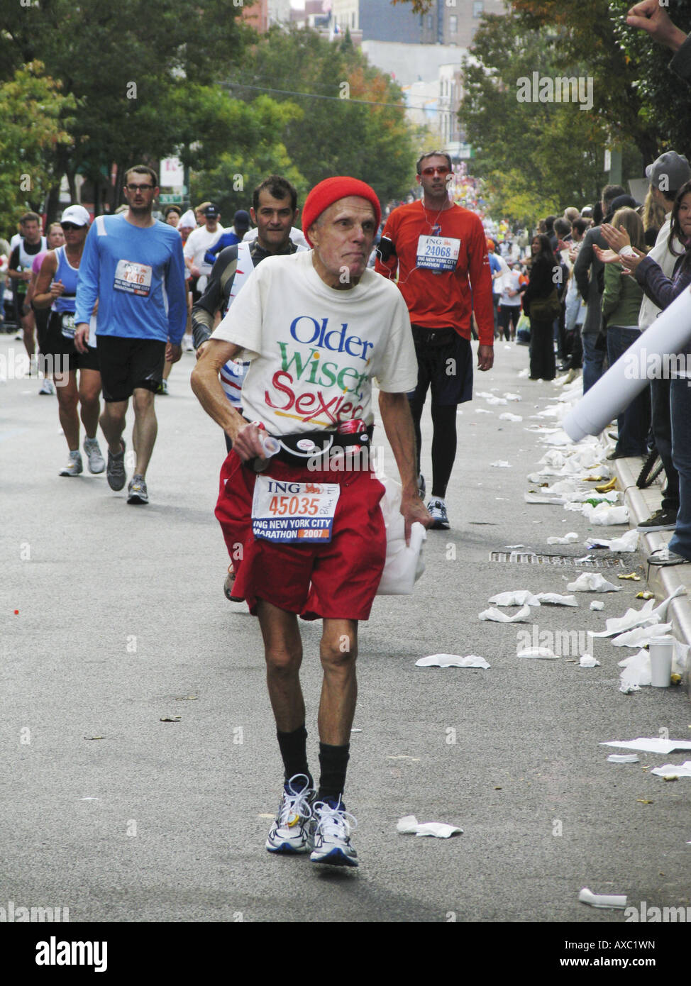Ältere Teilnehmer 2007 New York Marathon mit einem T-shirt beschriftet "älter, weiser, sexier", USA, Brooklyn, New York Stockfoto