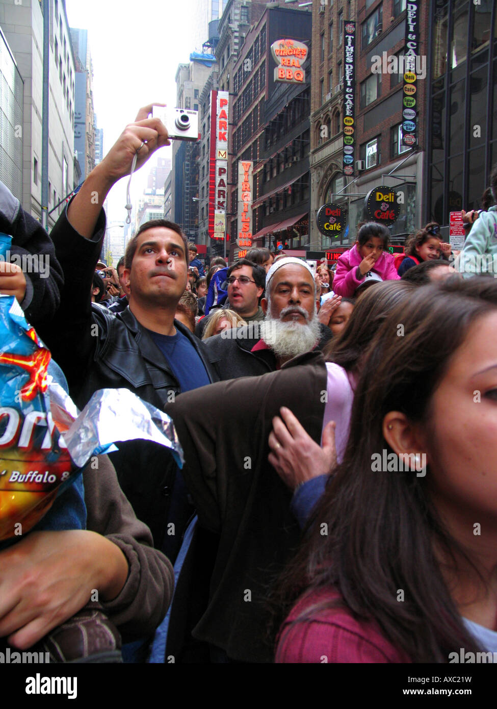 Mann in der Menge, die eine Aufnahme während der Thanksgiving Parade, USA, Manhattan, New York Stockfoto