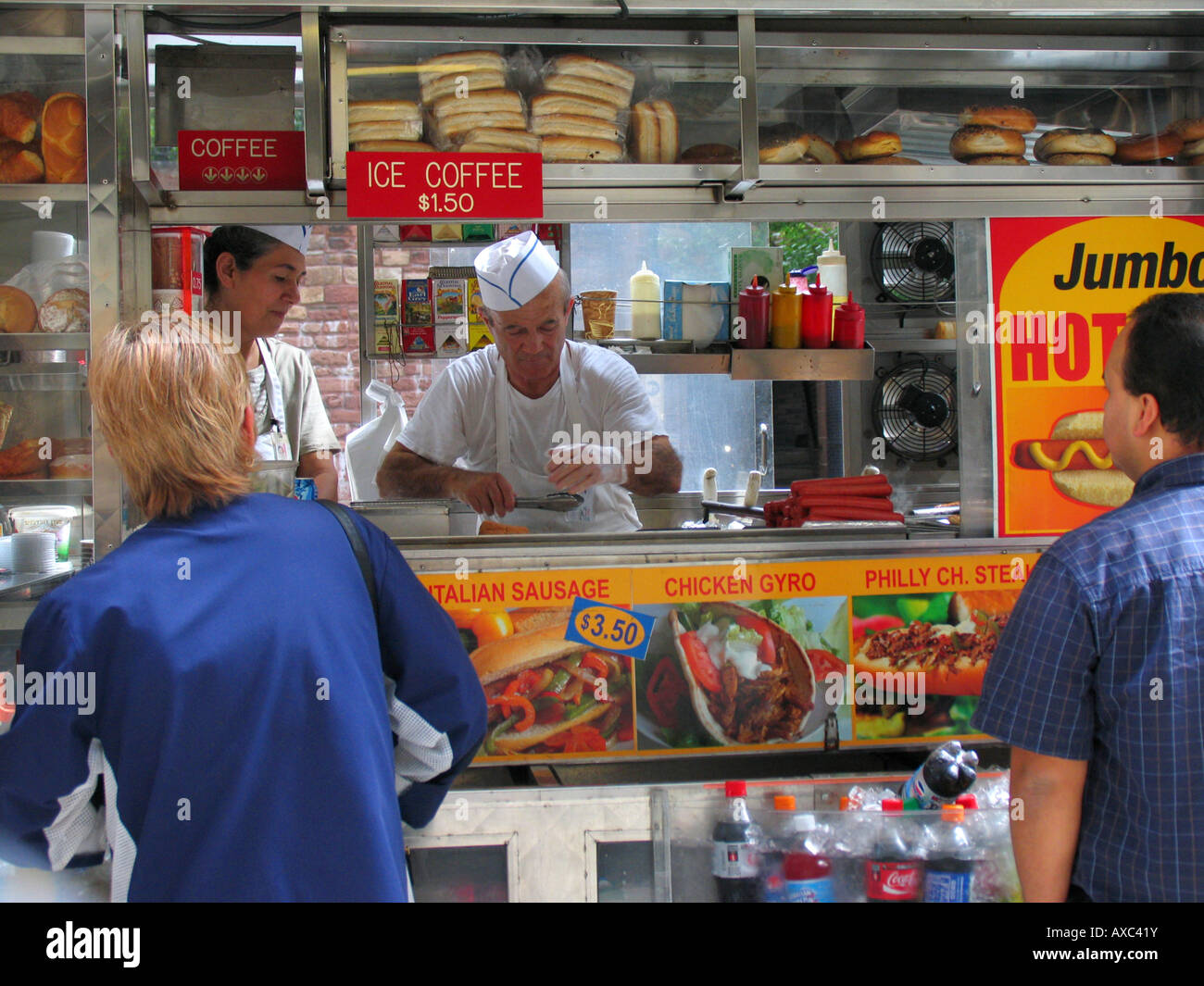 Hot-Dog Stand Verkauf von Hotdogs, Döner, Gyros und Kaffee, USA, Manhattan, New York Stockfoto