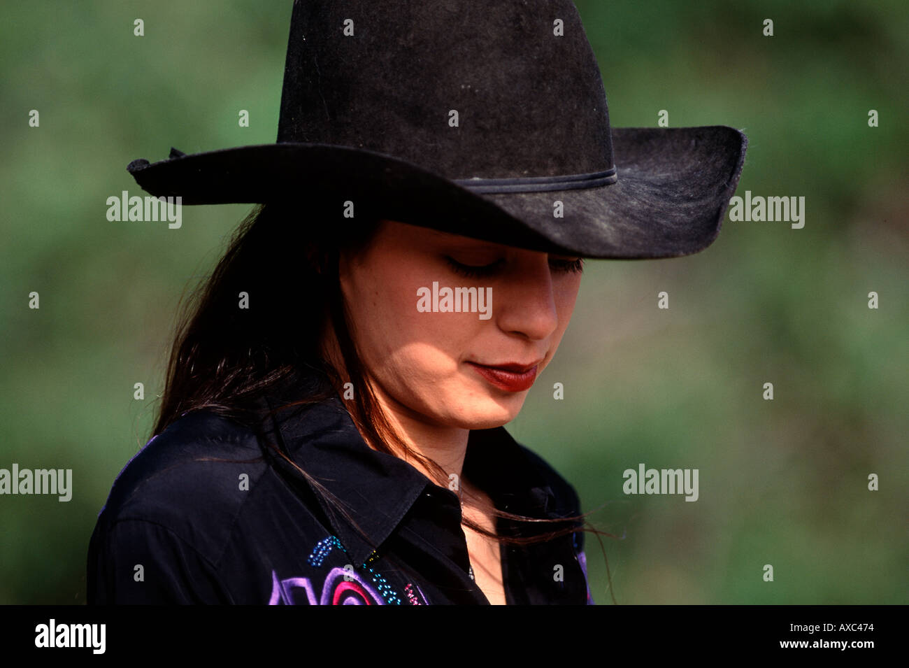Weibliches Model mit einem westlichen schwarzen Hut und Hemd Stockfoto