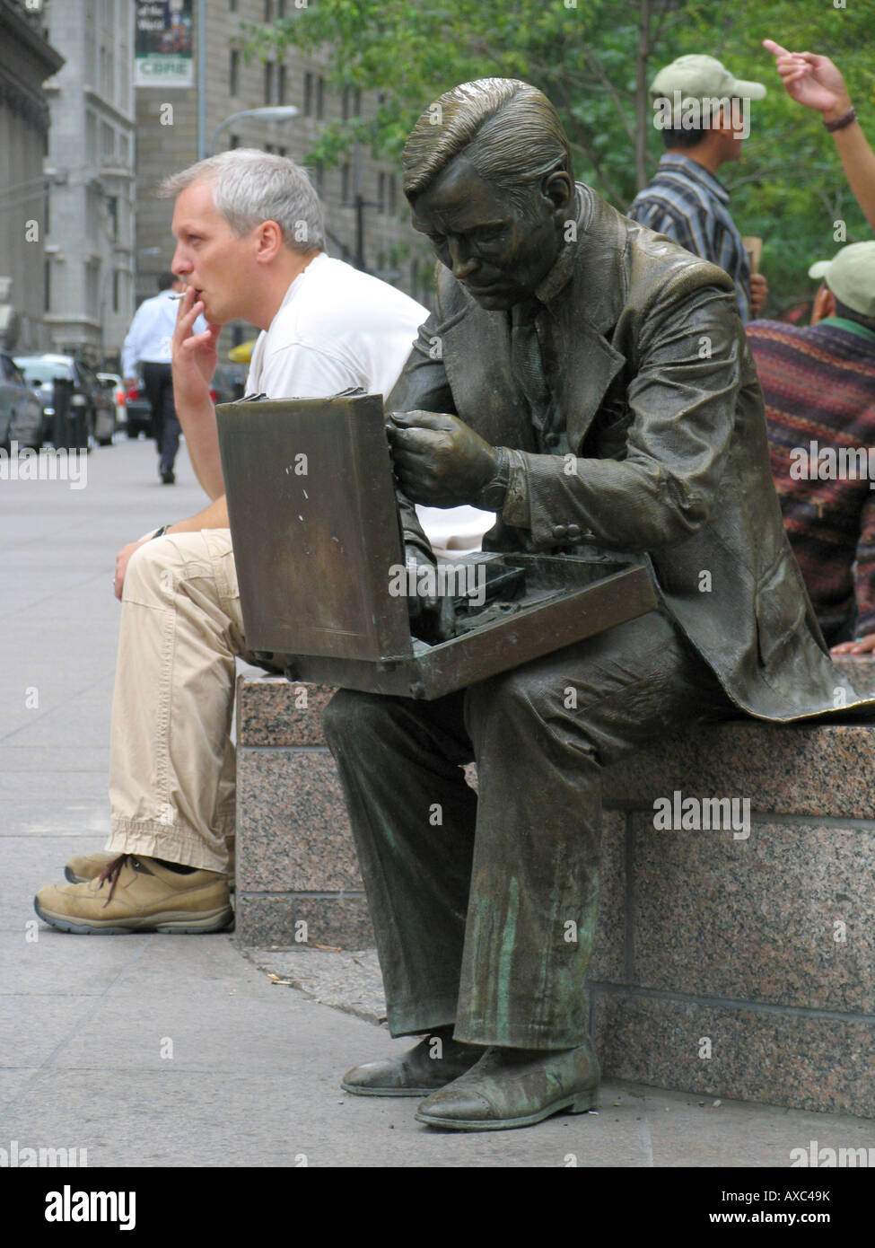 Bronzestatue des Mannes mit Aktentasche symbolisiert Überlebende der Terroranschläge vom 11. September, USA, Manhattan, New York Stockfoto