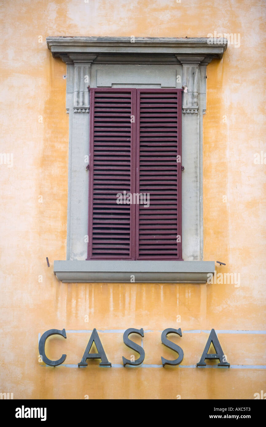 Gelbe Ocker Gebäude und Cassa unterzeichnen Cortona Toskana Italien Stockfoto