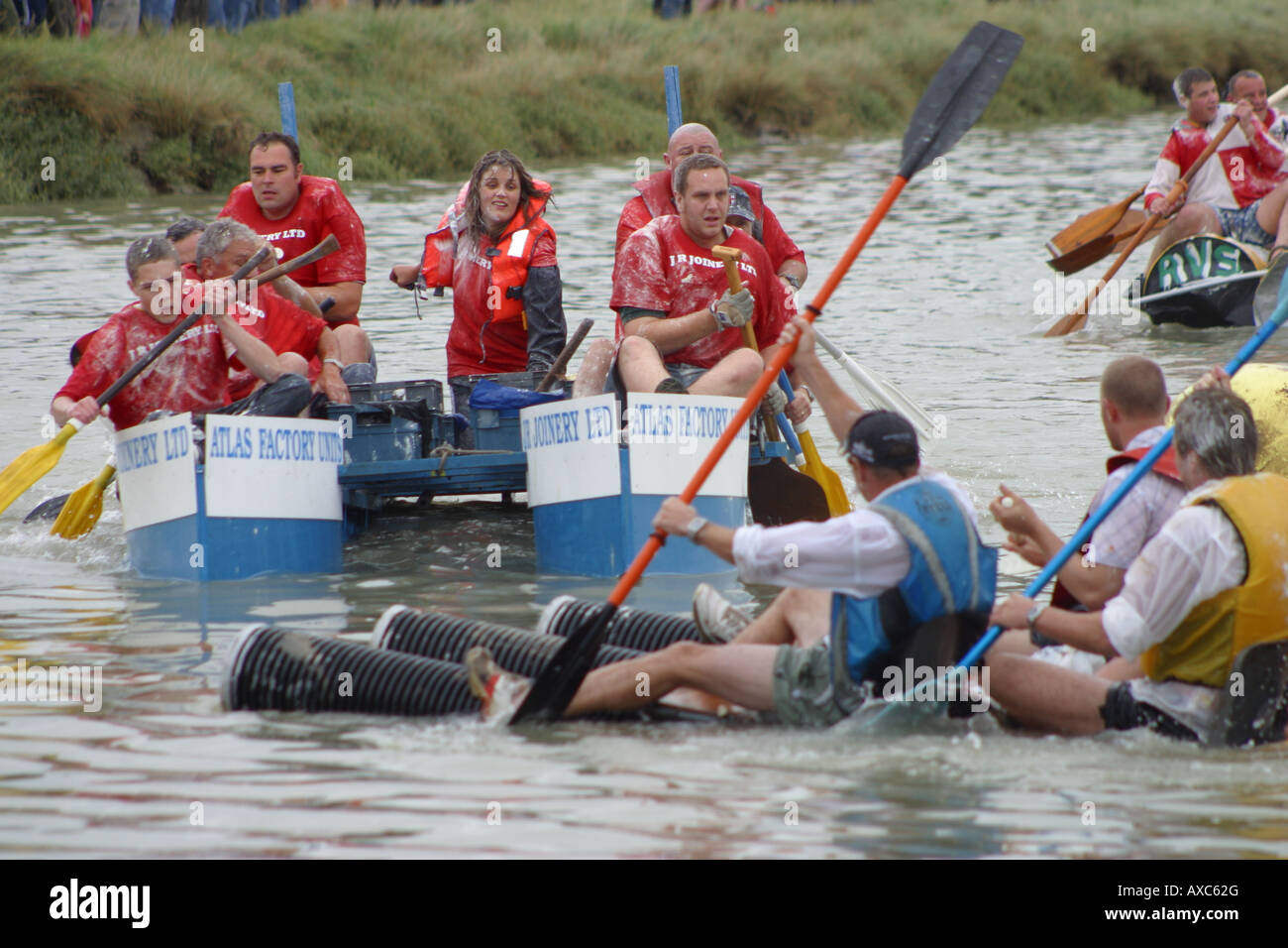 Floß Rennen Konkurrenten Rudern Fluss Paddel Chaos Stockfoto