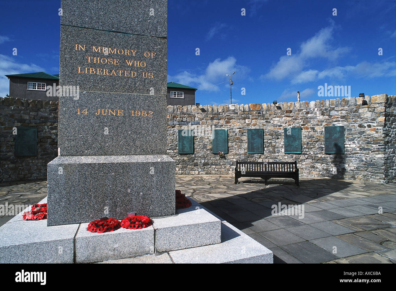 Ehrenmal der gefallenen Soldaten des Falkland-Konflikt mit der Inschrift in Erinnerung an diejenigen, die uns befreit Stockfoto