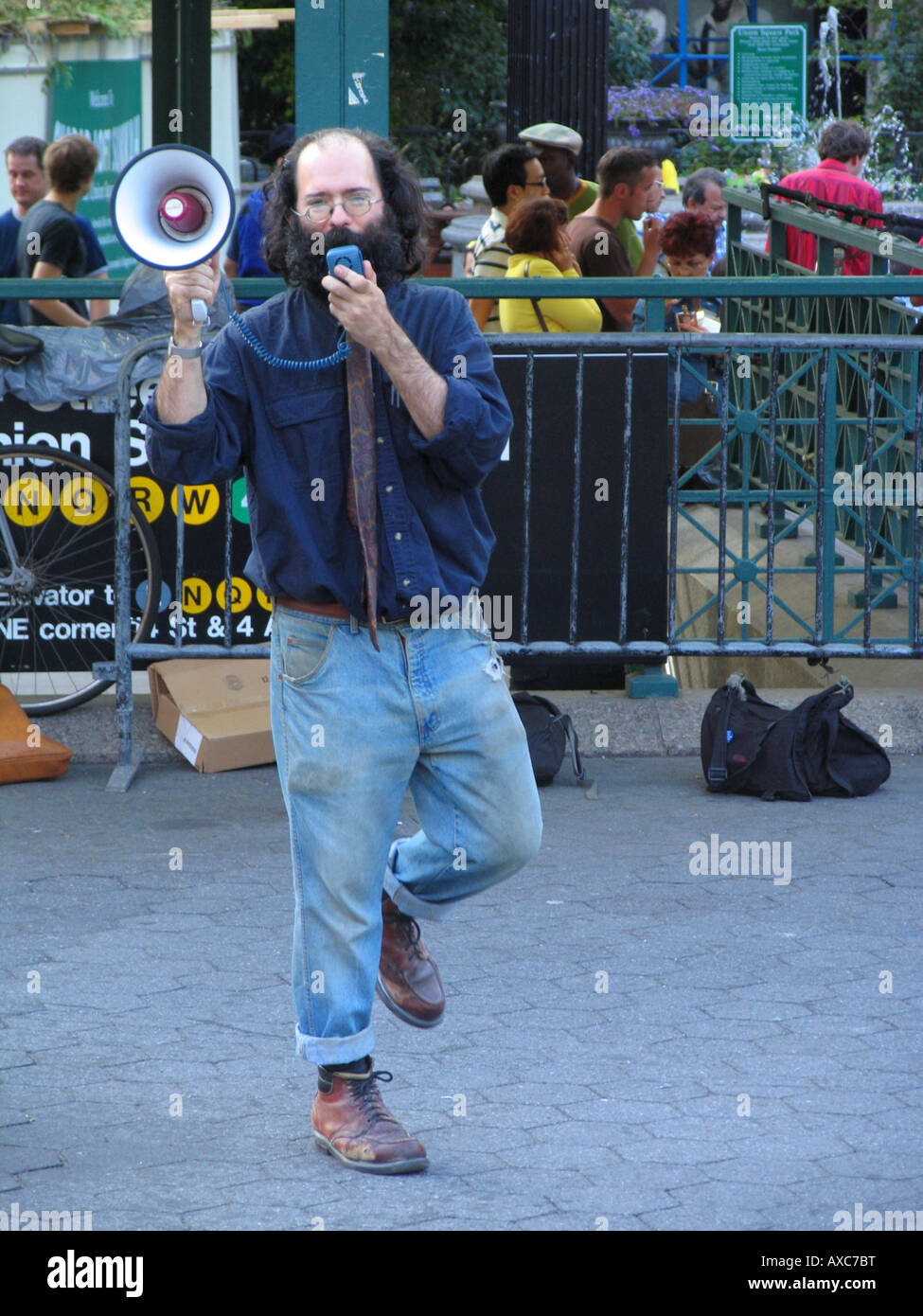 politischer Aktivist hält eine Rede mit Lautsprecher am Union Square, USA, USA, New York Stockfoto