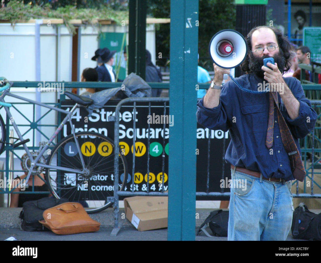 politischer Aktivist hält eine Rede mit Lautsprecher am Union Square neben einer u-Bahnstation, USA, USA, New York Stockfoto
