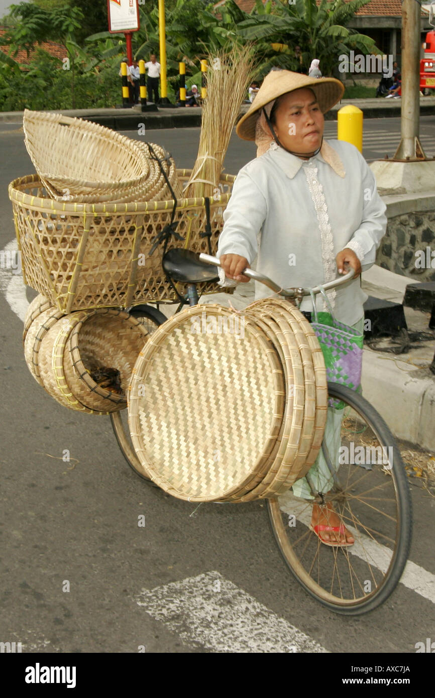 Korbwaren Anbieter Fahrrad Java Indonesien Stockfoto