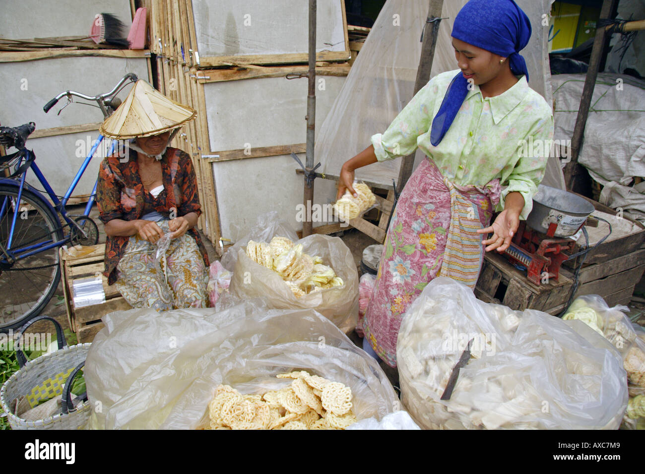 Indonesische Frauen, die auf dem traditionellen Markt arbeiten, Demak, Indonesien Stockfoto