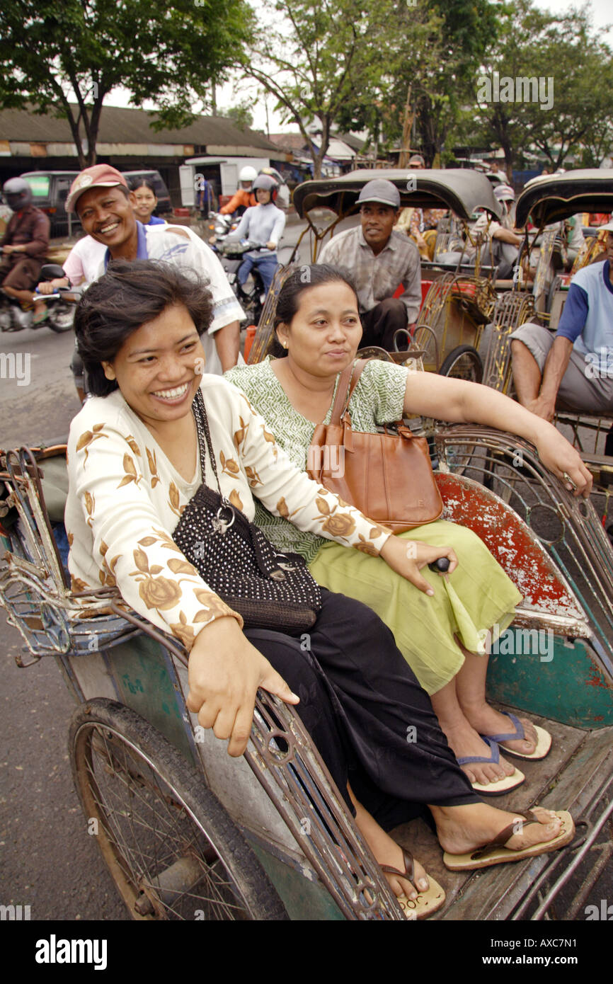 Fahrrad-Taxi-Passagiere, Demak, Indonesien Stockfoto