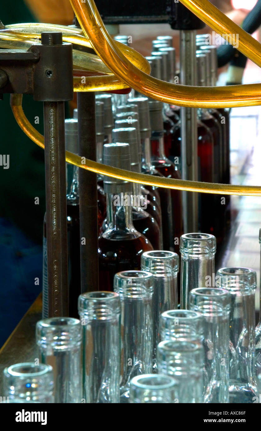 Flaschen Kentucky Bourbon Whiskey in mechanisierten Zeile gefüllt wird Stockfoto
