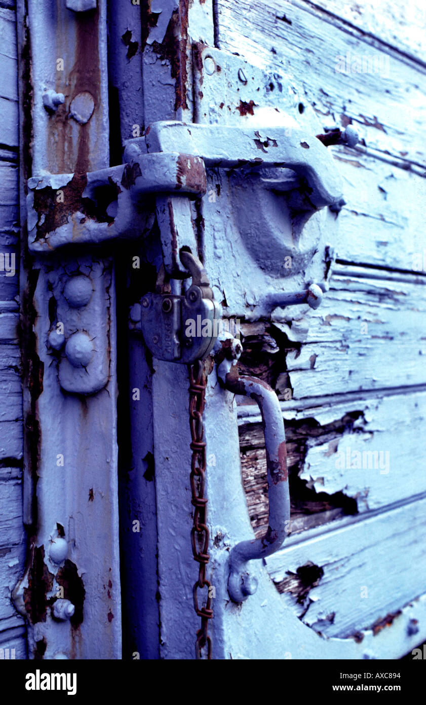Druckleitungsnetzes Blick auf eine alte Eisenbahn-Güterwagen-Tür mit die Farbe abplatzt Stockfoto