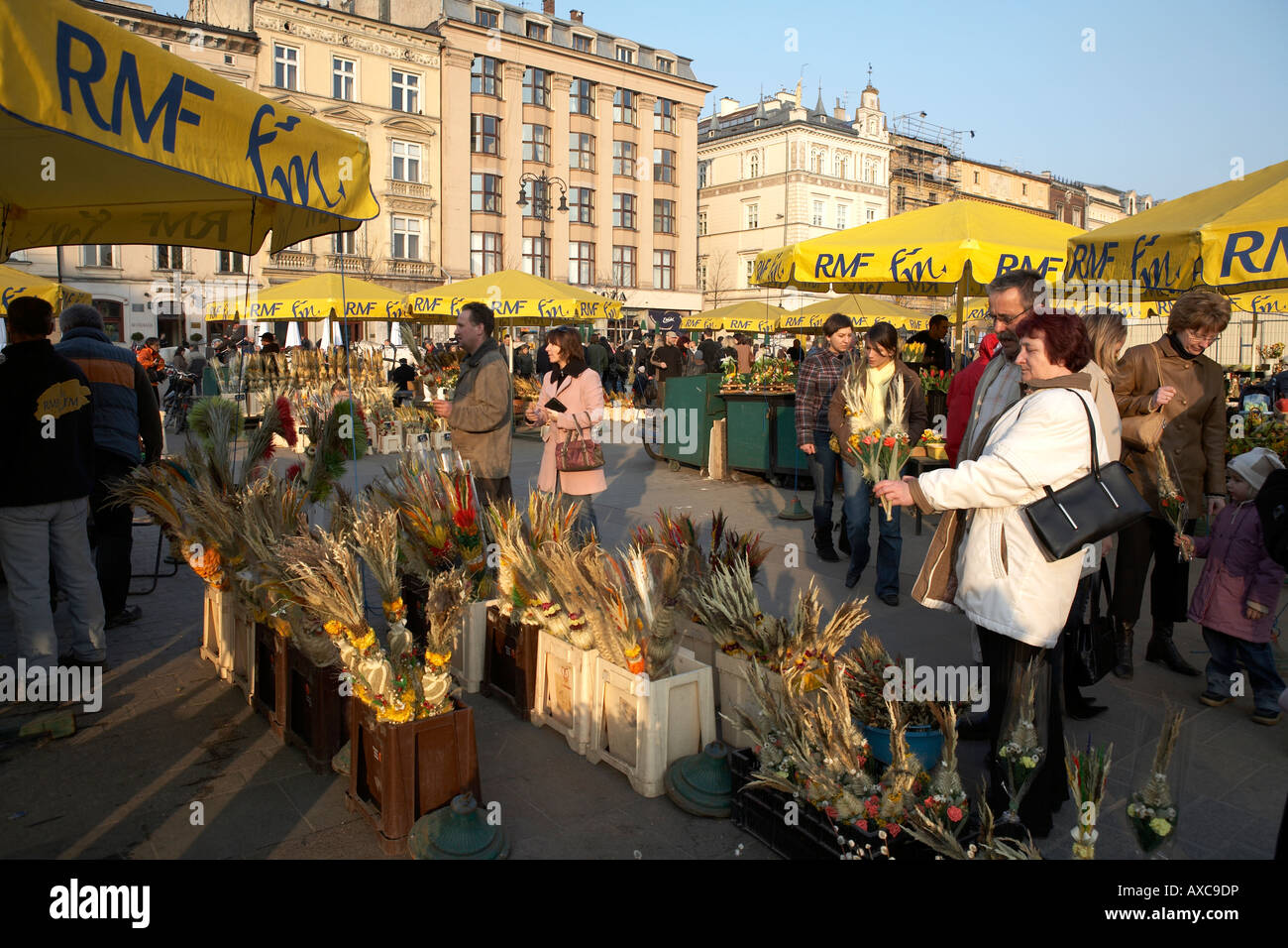 Osteuropa Polen Krakau Krakau Rynek Glowny Flower Market Ostern 2008 Krakauer shopping für Ostern Blumen Stockfoto