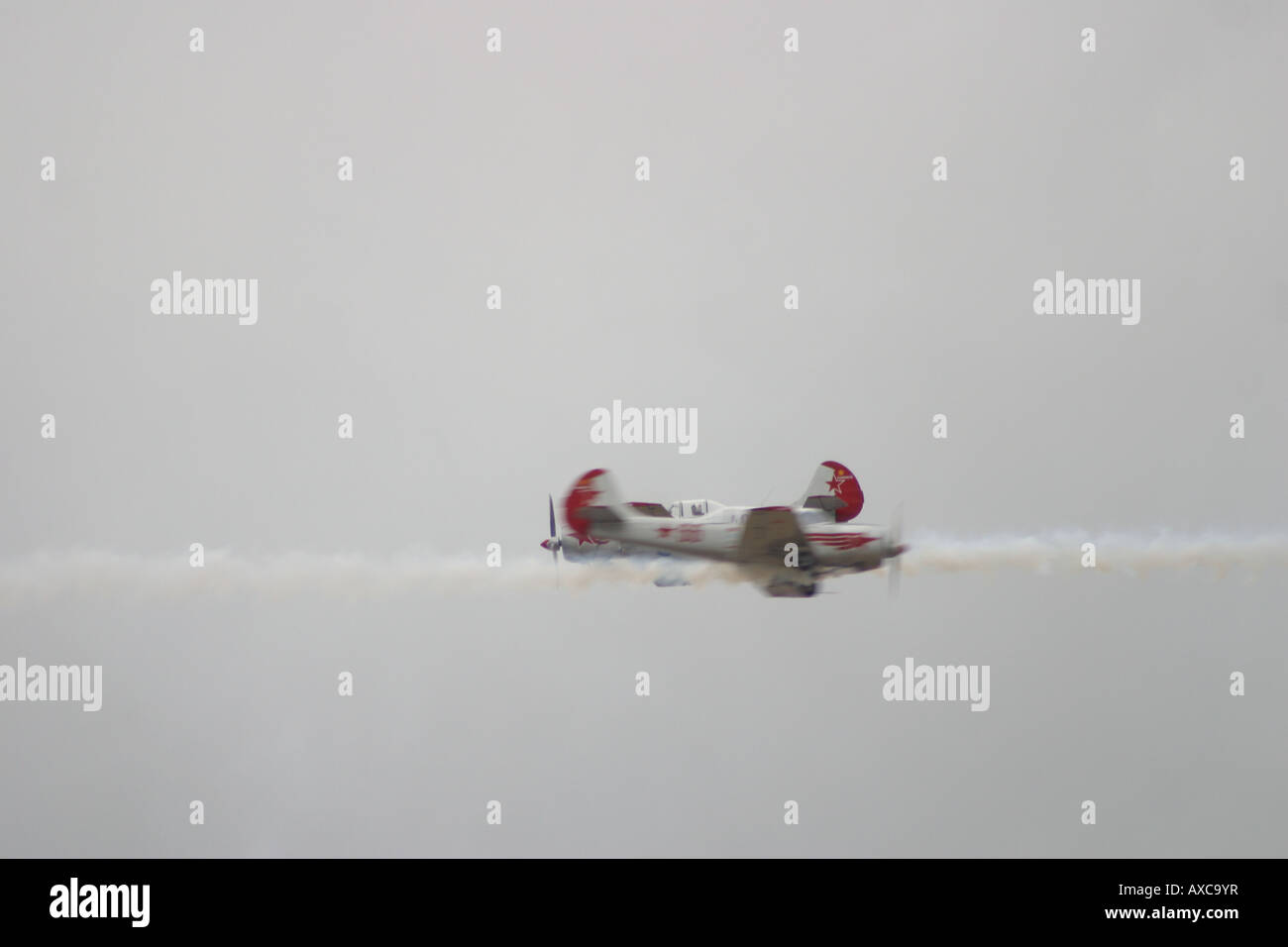 russische Jak Kampfflugzeuge im Flug vorbei Luft Southport Air Show merseyside Stockfoto