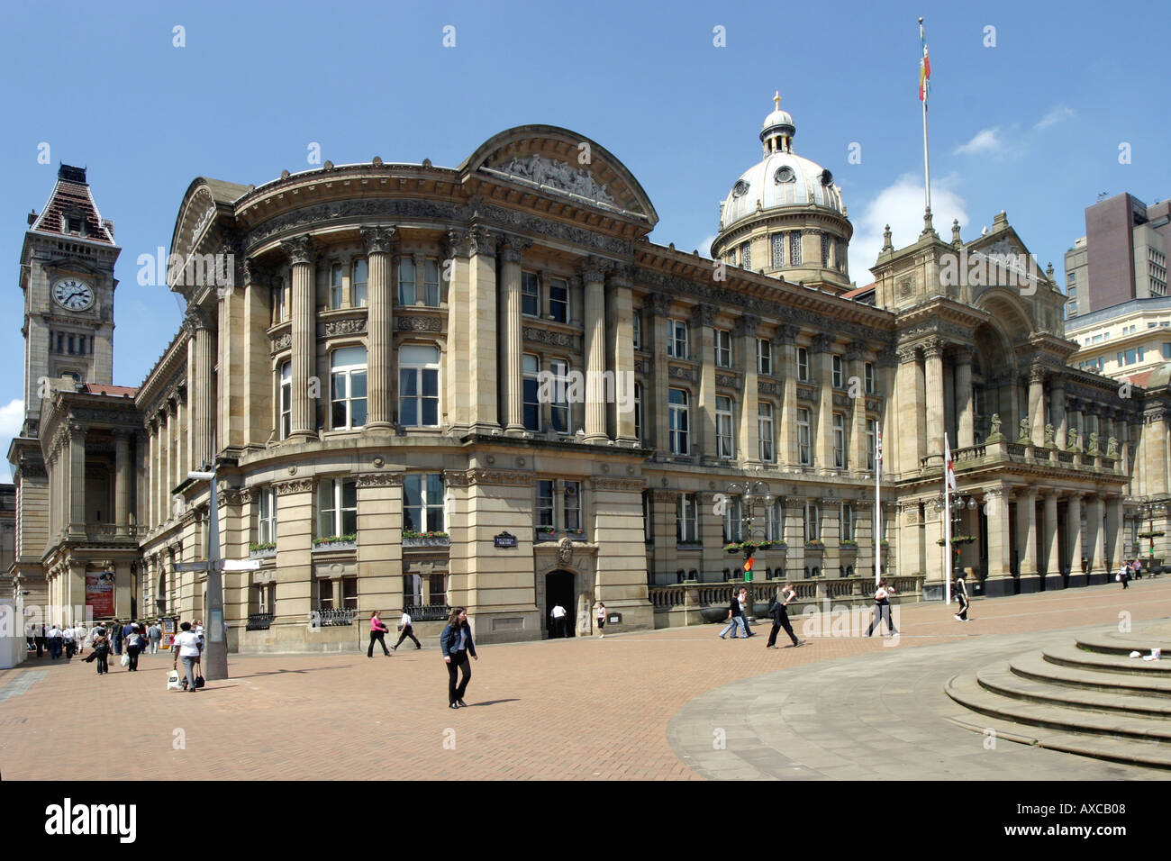 Birmingham Council House in Victoria Square auf der linken Seite des Bildes ist die Kunstgalerie und Museum mit der Uhr Big Brum Stockfoto