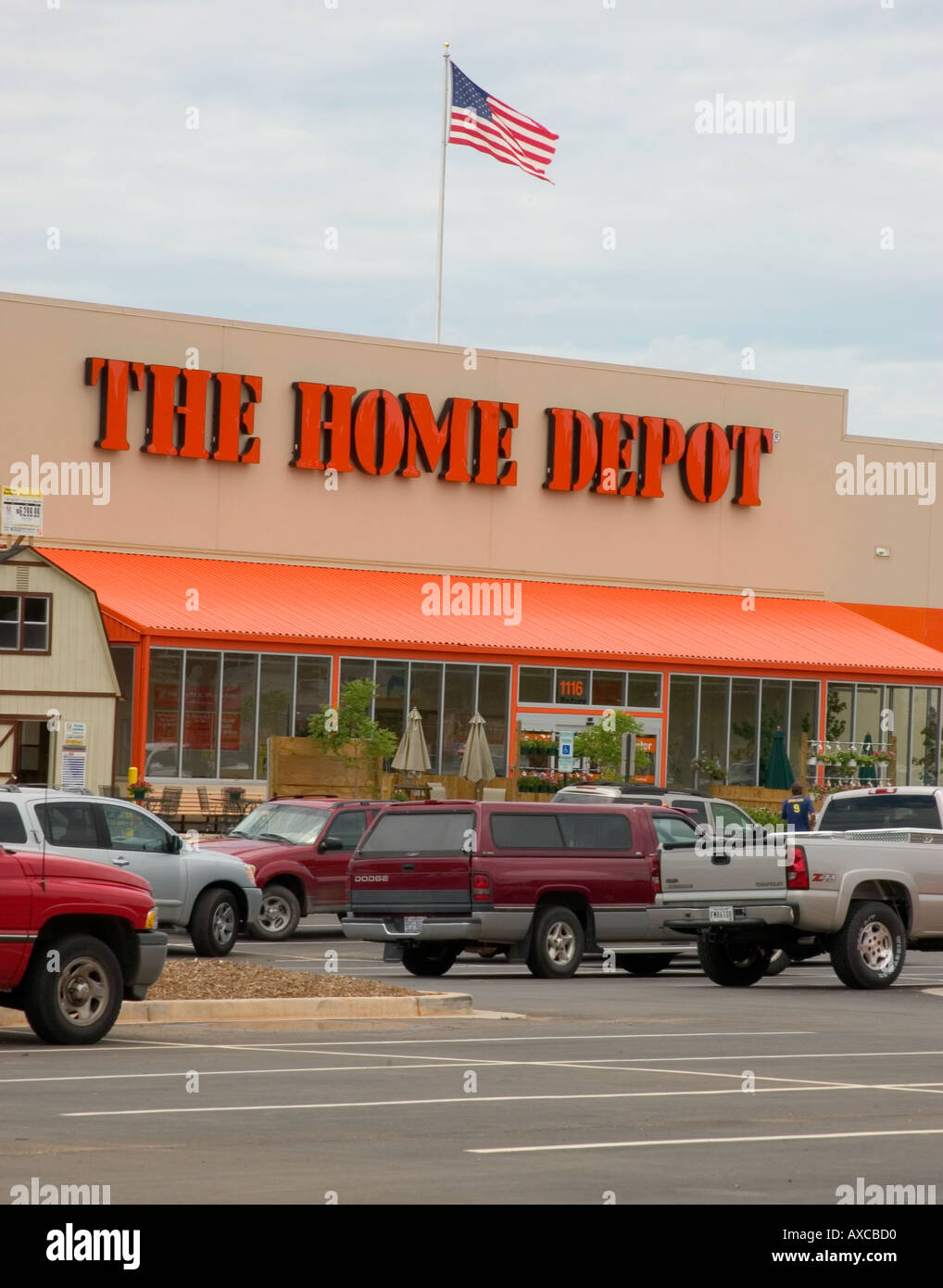 Das Außendesign des Home Depot Stores, eine bedeutende amerikanische Heimwerkerkette, USA. Stockfoto