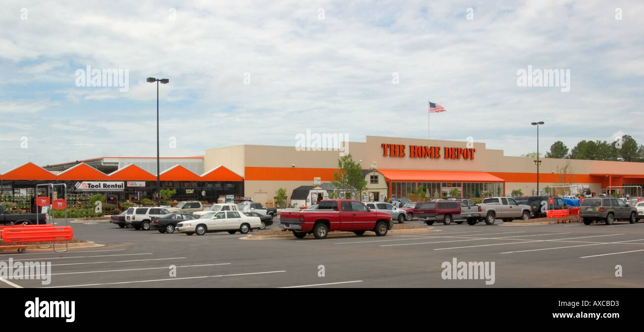 Das Außendesign des Home Depot Stores, eine bedeutende amerikanische Heimwerkerkette, USA. Stockfoto