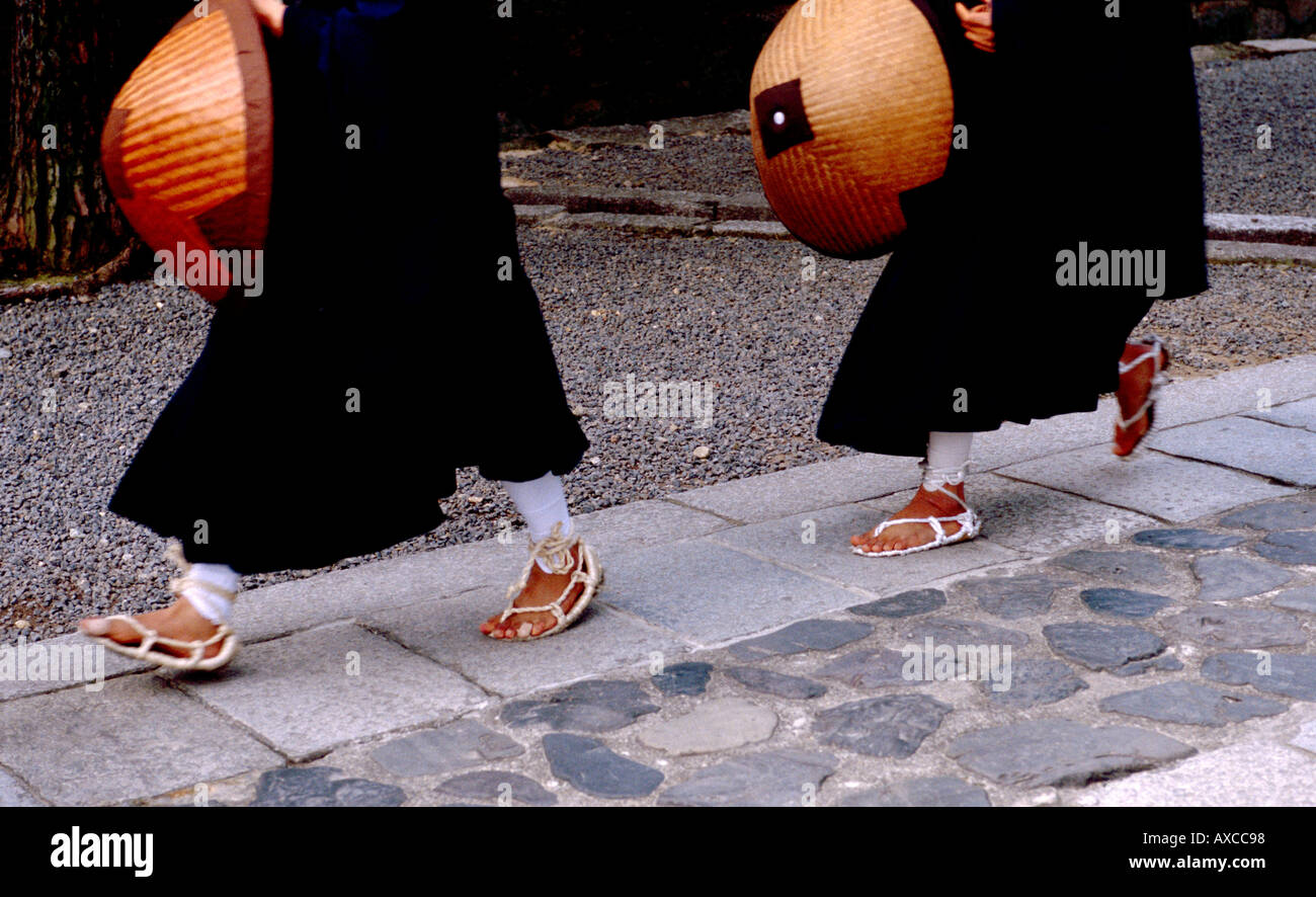 Mönche tragen Stroh Sandalen im Daitokuji in Kyoto Japan Stockfotografie -  Alamy