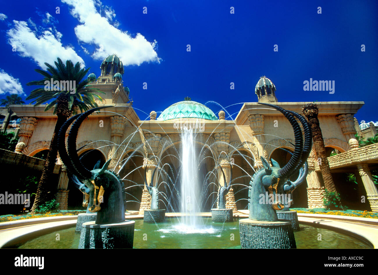 Antilope Impala Statuen sun City Palace Hotel Südafrika sonnigen blauen Himmel Stockfoto