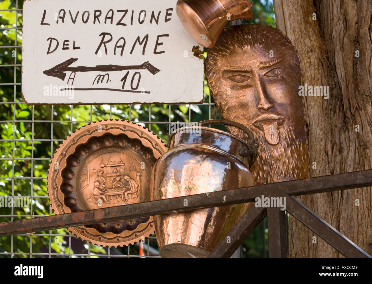 Artisan Kupferwaren Hersteller Zeichen Aquila Abruzzen Italien Stockfoto