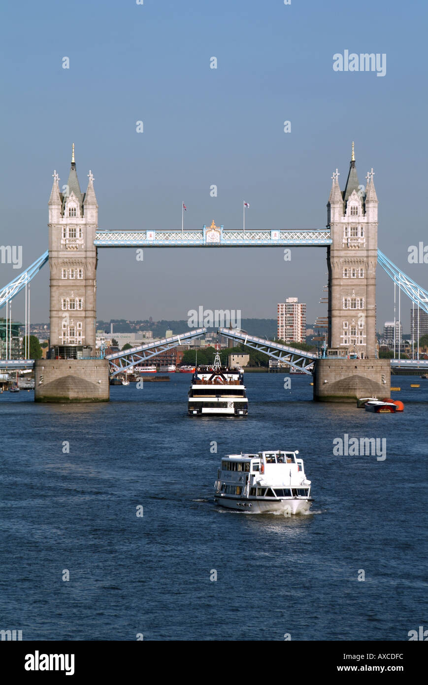 Pool von London Lord Of The Highlands Fluss Kreuzfahrtschiff Richtung erhöhten Tower Bridge mit kleineren Ausflugsschiff Stockfoto