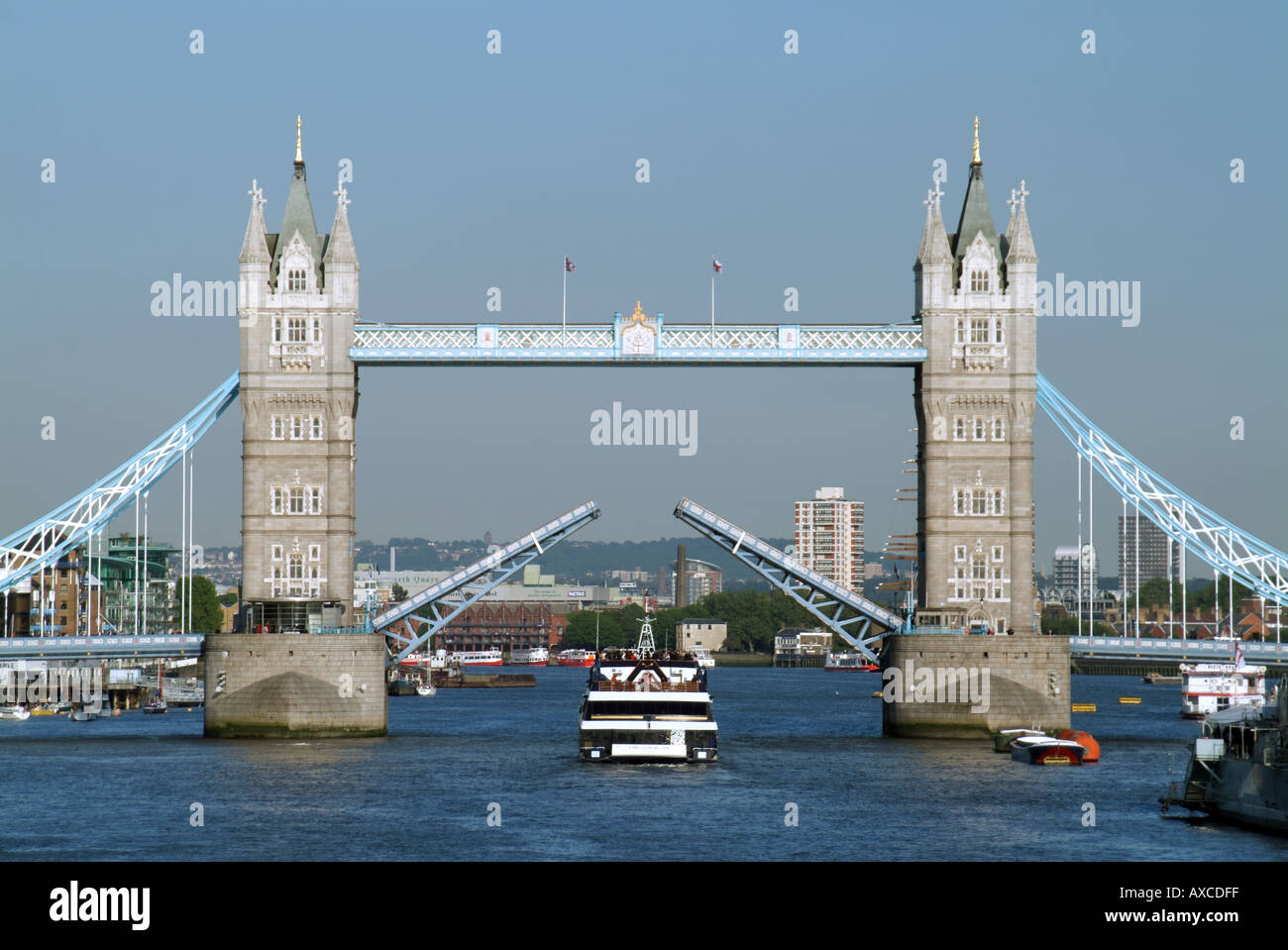 Pool von London Lord Of The Highlands Fluss Kreuzfahrtschiff Richtung erhöhten Tower Bridge mit kleineren Ausflugsschiff Stockfoto
