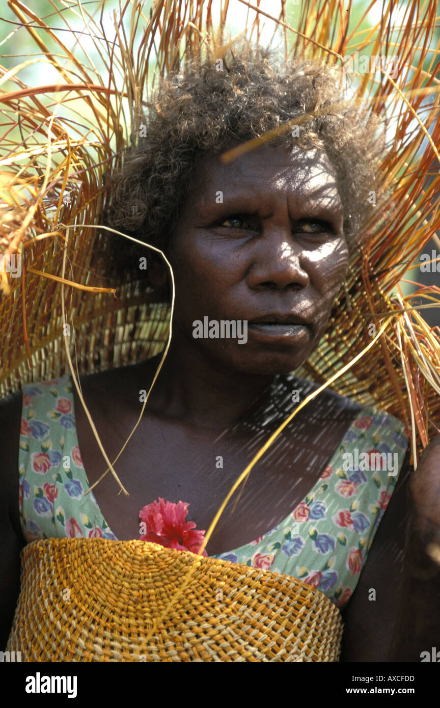 Aborigine-Frau Clara Matlangadtji mit traditionellen Pandanus Matten hat sie Ramingining Arnhemland NT Australien gewebt Stockfoto