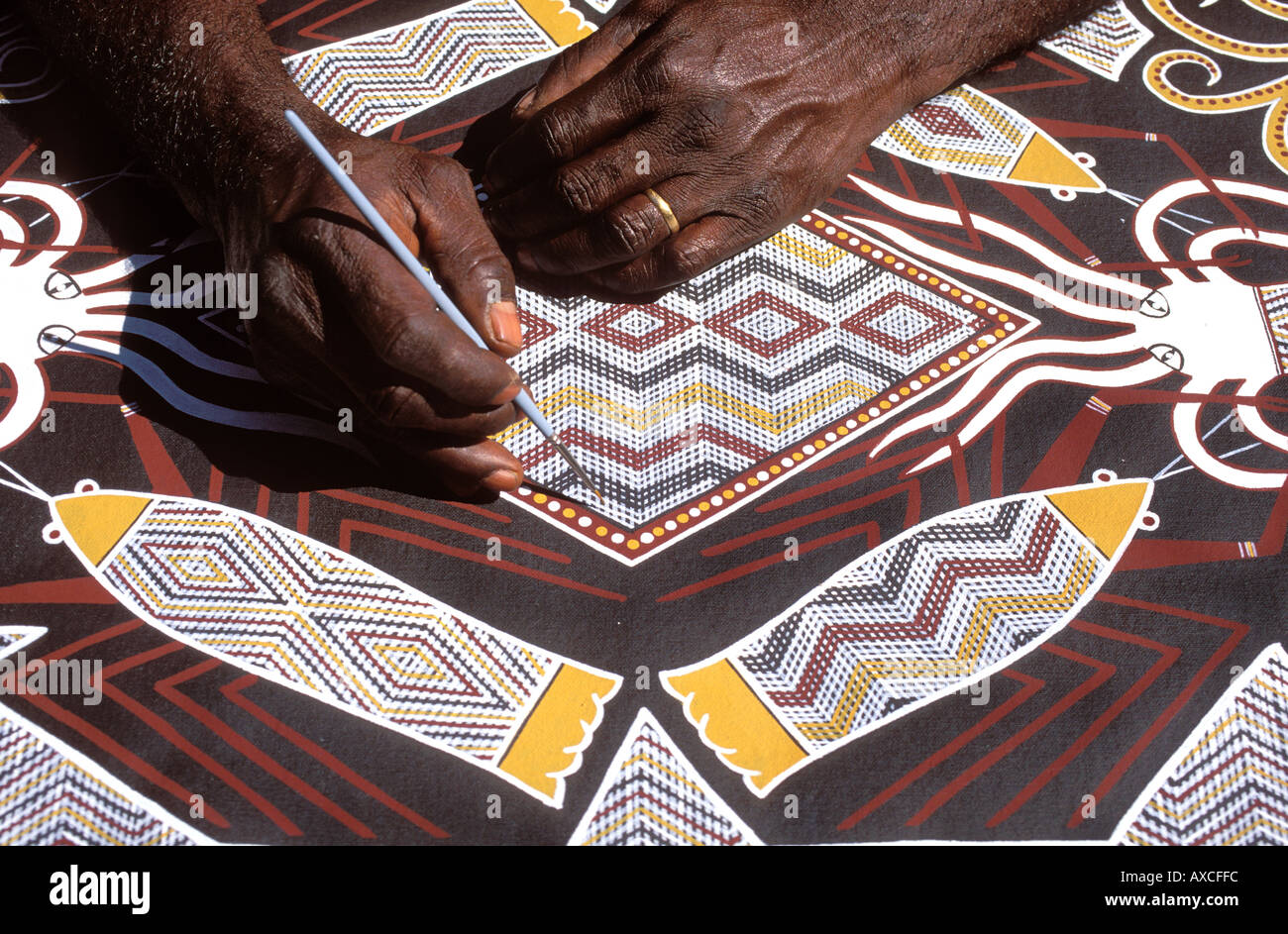 Aborigine-Künstler Terry Yumbulul malt seinen Clan bei Galiwinku Island NT Australien träumen Stockfoto
