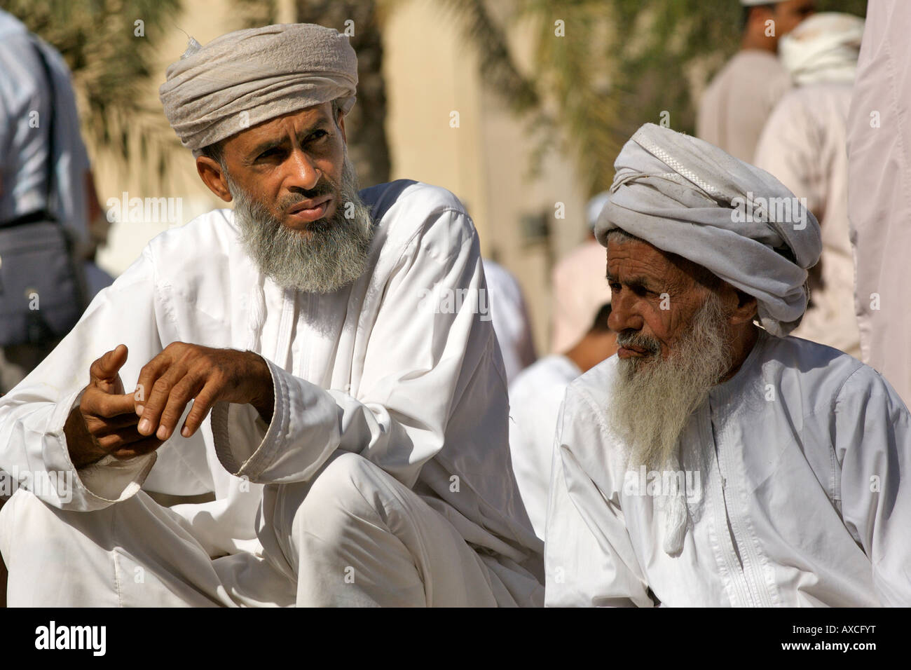 Omanische Männer im Chat in der Stadt von Nizwa, Oman. Stockfoto