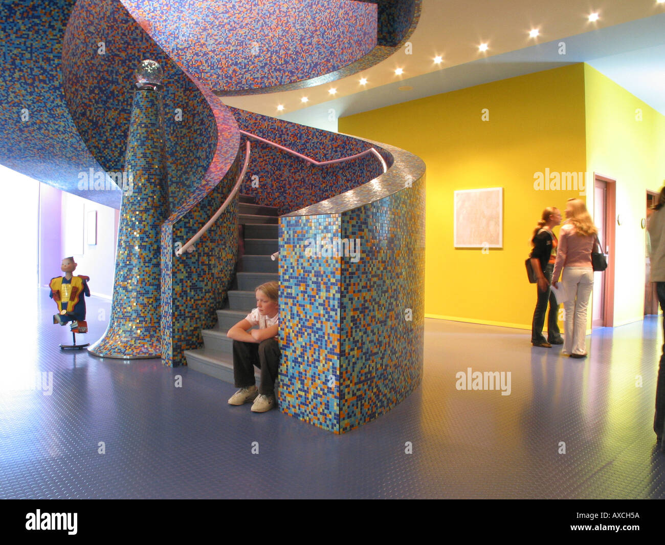 Innenraum des Groninger Museums mit Studenten und Besucher Groningen Niederlande Stockfoto
