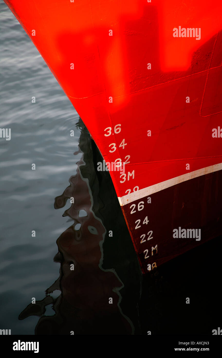 Bug des Schiffes zeigt Plimsoll Tiefe Guage, Mallaig Hafen Nord west Europa, Schottland, Scotland, UK Stockfoto
