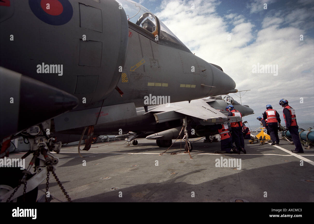 RAF Waffenschmiede zu bombardieren, bis ein Harrier GR7 s von 1 Sqn RAF auf dem Flugzeugträger der Royal Navy HMS Illustrious Stockfoto